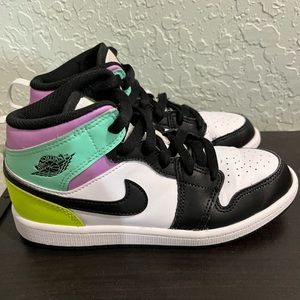 Jordan 1 Mid Pastel Size 2Y. Gentle worn sneakers in original box